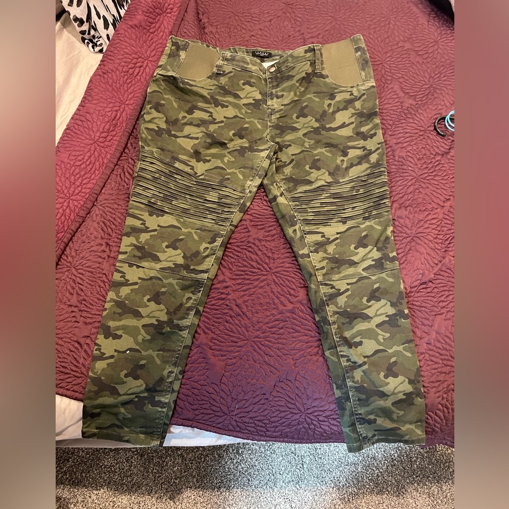 Super fun Maternity pants! Size 16!